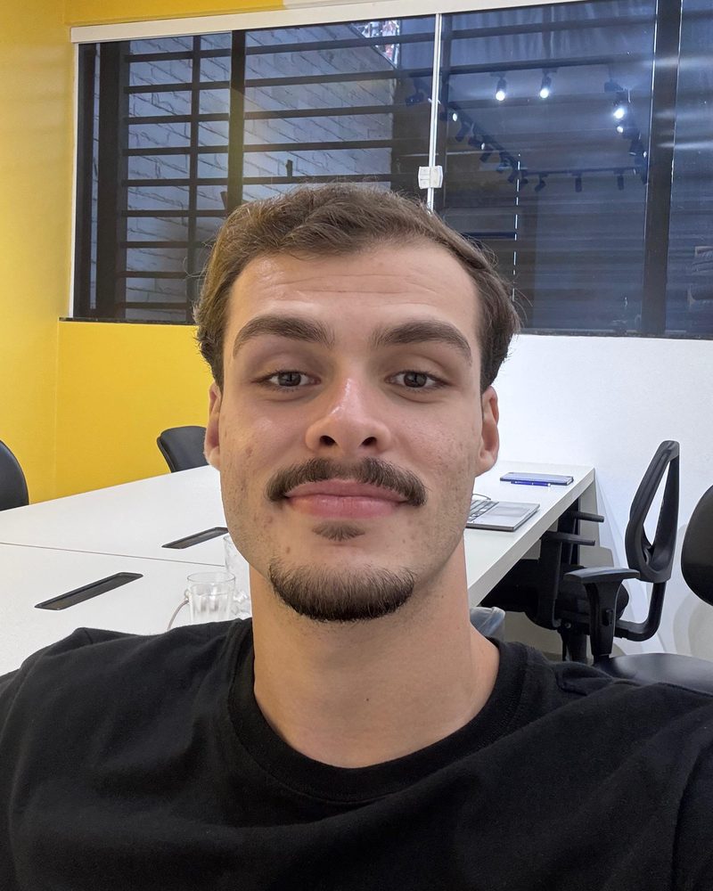 Natan, fundador da Aliança Ecommerce, no escritório em Uberlândia